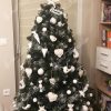 Ozdobený umelý vianočný stromček Borovica Strieborná 180cm