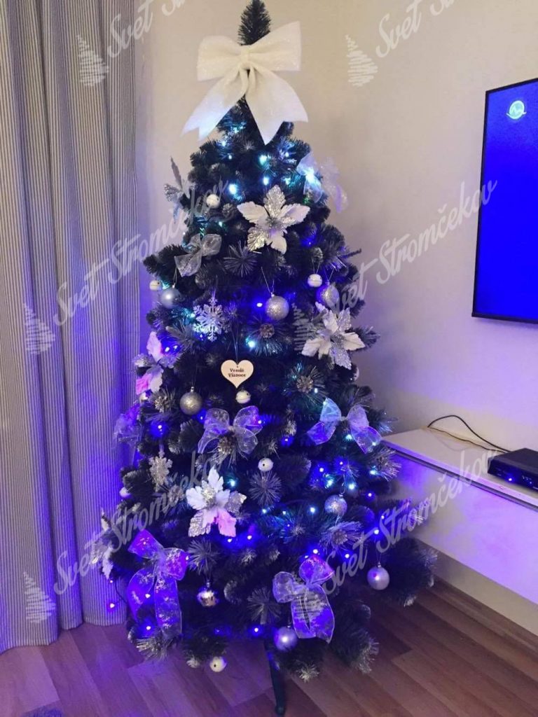 ozdobený umelý vianočný stromček Borovica Strieborná