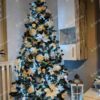 Umelý vianočný stromcek Jedľa Kaukazská 220cm, stromček je ozdobený rôznymi bielymi ozdobami