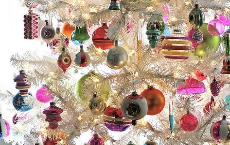 Retro vianočné ozdoby na stromček v rôznych farebných prevedeniach