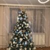 Umelý vianočný stromček 3D Borovica Himalájska 210cm s bielymi a zlatými vianočnými ozdobami