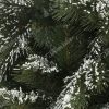 Detailná fotka vetvičiek umelého vianočného stromčeka 3D Borovica Himalájska Zasnežená . 3D vetvičky po okraji sú mierne zasnežené . Sneh pôsobí veľmi realistickým dojmom. V strede su použité klasické PVC vetvičky na zahustenie stromčeka.