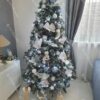 Umelý vianočný stromček 3D Borovica Himalájska Zasnežená 150cm s bielymi a modrými vianočnými ozdobami