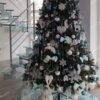 Umelý vianočný stromček 3D Borovica Himalájska Zasnežená 240cm. stromček je ozdobený bielymi, striebornými a modrými vianočnými ozdobami