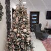 Umelý vianočný stromček 3D Smrek Kráľovský 210cm s ružovými vianočnými ozdobami v obývačke