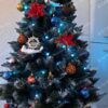 Umelý vianočný stromček Borovica Strieborná s kryštálmi ľadu 150cm, stromček je ozdobený rôznymi vianočnými ozdobami
