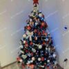 Umelý vianočný stromček Borovica Strieborná s kryštálmi ľadu 150cm. stromček je ozdobený červenými a bielymi vianočnými ozdobami