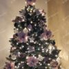 Umelý vianočný stromček Borovica Strieborná s kryštálmi ľadu 150cm, stromček je ozdobený ružovými a bielymi vianočnými ozdobami