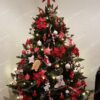 Umelý vianočný stromček Smrek Nórsky 150cm, stromček je ozdobený červenými a bielymi vianočnými ozdobami