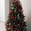 Umelý vianočný stromček Smrek Nórsky 180cm s červenými vianočnými ozdobami