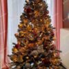 Umelý vianočný stromček Smrek Severský 150cm, stromček je ozdobený bielymi a ružovými vianočnými ozdobami