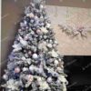 Umelý vianočný stromček Smrek Severský 150cm, stromček je husto ozdobený bielymi a ružovými vianočnými ozdobami