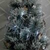 Umelý vianočný stromcek Mini Borovica Zasnežena 60cm, stromček je ozdobený drevenými ozdobami