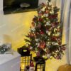 Umelý vianočný stromček Smrek Nórsky 120cm, stromček je ozdobený červenými, bielymi a zelenými vianočnými ozdobami