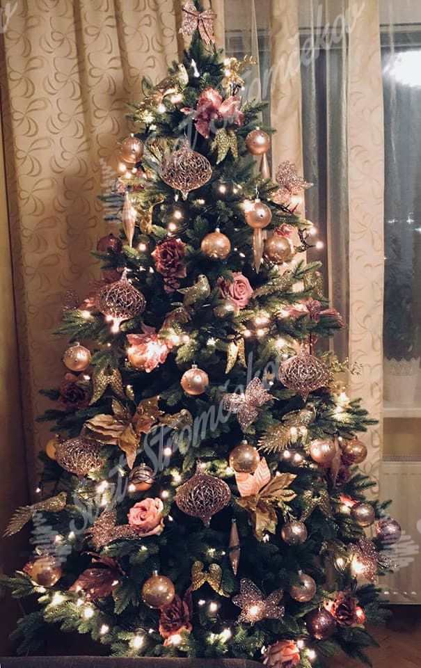 Ozdobený umelý vianočný stromček 3D Jedľa Kanadská 180cm do zlato medennej farby.