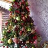 Ozdobený umelý vianočný 3D stromček Smrek Alpský 240cm zlatými a červenými guľami.
