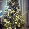 Ozdobený umelý vianočný 3D stromček Smrek Alpský 180cm do biela so sveteľnými guľami.