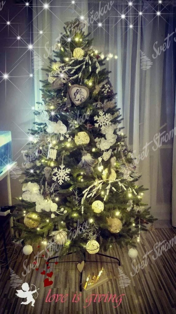 Ozdobený umelý vianočný 3D stromček Smrek Alpský 180cm do biela so sveteľnými guľami.