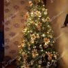 Ozdobený umelý vianočný 3D stromček Smrek Alpský 240cm zlatými kvetmi a guľami .