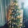 Ozdobený umelý vianočný stromček 3D Smrek Taliansky bielymi ozdobami.