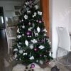Ozdobený umelý vianočný stromček Borovica prírodná 180cm bielymi a ružovými ozdobami.