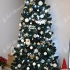 Ozdobený umelý vianočný stromček Borovica prírodná 250cm do bielo striebornej farby.