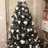 ozdobený umelý vianočný stromček Borovica Strieborná 180cm bielými ozdobami.