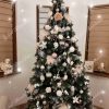 ozdobený umelý vianočný stromček Borovica Strieborná s kryštáľmi ladu bielými ozdobami .