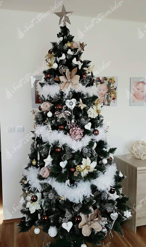 ozdobený umelý vianočný stromček Borovica Strieborná s kryštáľmi ladu 220cm bielými prvkami.