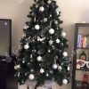 Ozdobený umelý vianočný stromček Borovica Zasnežená 150cm bielými guľami.