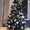 Ozdobený umelý vianočný stromček Jedľa Kaukzská 180cm bielými a striebornými ozdobami.