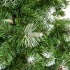 Detail vetvičiek umelého vianočného stromčeka borovica Strieborná . Zelené vetvičky na kočekoch sfarbené do biela. V strede a na pravej strane obrázka sa nachádza strieborný výčnelok.