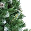 Detailná fotka vetvičiek umelého vianočného stromčeka. Vetvičky majú špicatý tvar a sú zafarbené do biela .