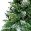 Detailná fotka vetvičiek umelého vianočného stromčeka. Vetvičky majú špicatý tvar a sú zafarbené do biela . Niektoré vetvičky sú pokryté imitáciou ľadu .