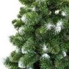 Detailná fotka vetvičiek umelého vianočného stromčeka Borovica Zasnežená. Končeky vetvičiek sú zafarbené do biela a tak dodávajú stromčeku zasnežený efekt.