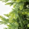 Detail vetvičiek 3D stromčeka Smrek Taliansky. Vetvičky majú končeky zafarbené do jasno zelenej farby ktoré pripomína čerstvé jarné ihličie.