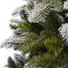 Detailná fotka zasneženého 3d ihličia umelého vianočného stromčeka Jedľe Zasneženej