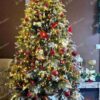 Umelý vianočný stromček 3D Jedľa Zasnežená 180cm, stromček je moderne husto ozdobený červenými a zlatými vianočnými ozdobami