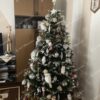Umelý vianočný stromček 3D Jedľa Zasnežená 180cm, stromček je vkusne ozdobený bielmyi a ružovými ozdobami a ozdobami v tavre sovy