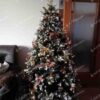 Umelý vianočný stromček 3D Jedľa Zasnežená 180cm, szromček je husto ozdobený zlatými a medenými ozdobami