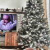 Umelý vianočný stromček Smrek Kryštálový 180cm, stromček je v rohu v obývačke