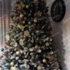 Umelý vianočný stromček Smrek Kryštálový 250cm, stromček je husto ozdobený zlatými, zelenými a čiernymi vianočnými ozdobami