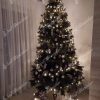 Ozdobený zelený vianočný stromček 3d Borovica himalájska zlatými ozdobami a guľami .