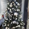 3D stromček ozdobený bielými vianočnými ozdobami
