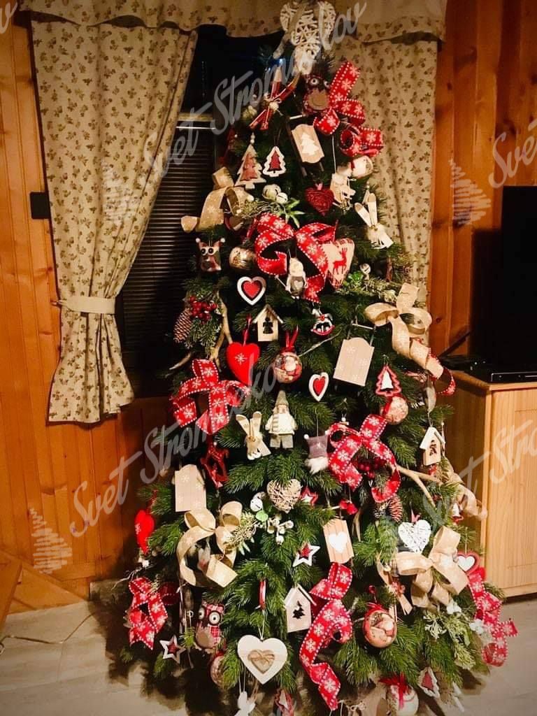 3D stromček ozdobený červenými a bielými mašlami doplnenými o tematické vianočné ozdoby.