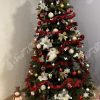 Krásne ozdobený vianočný 3D stromček červenými a zlatými guľami a bdelými kvetmi .