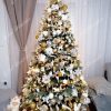 Krásne ozdobený zasnežený vianočný stromček 3D s bielými vianočnými ozdobami.