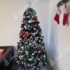 Ozdobený vianočný stromček Borovica Prírodná 220cm červenými a striebornými ozdobami a guľami .