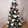 Ozdobený vianočný stromček Borovica strieborná s bielými kvetmi a bielými guľami. Doplnené ružovkastými ružami .