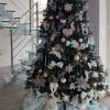 Zasnežený stromček 3D ozdobený bielými vianočnými ozdobami .